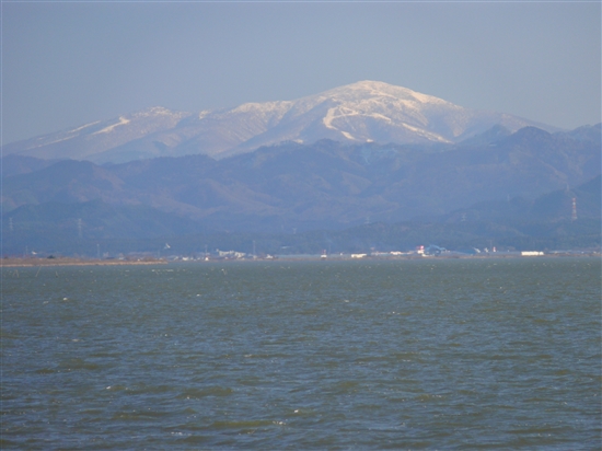 八郎湖南岸から北方、森吉山を望む